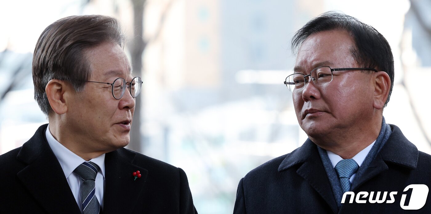 본문 이미지 - 이재명 더불어민주당 대표와 김부겸 전 국무총리가 20일 오전 서울 중구의 식당으로 비공개 회동을 위해 만나 취재진과 인터뷰를 하며 서로 바라보고 있다. 2023.12.20/뉴스1 ⓒ News1 박정호 기자