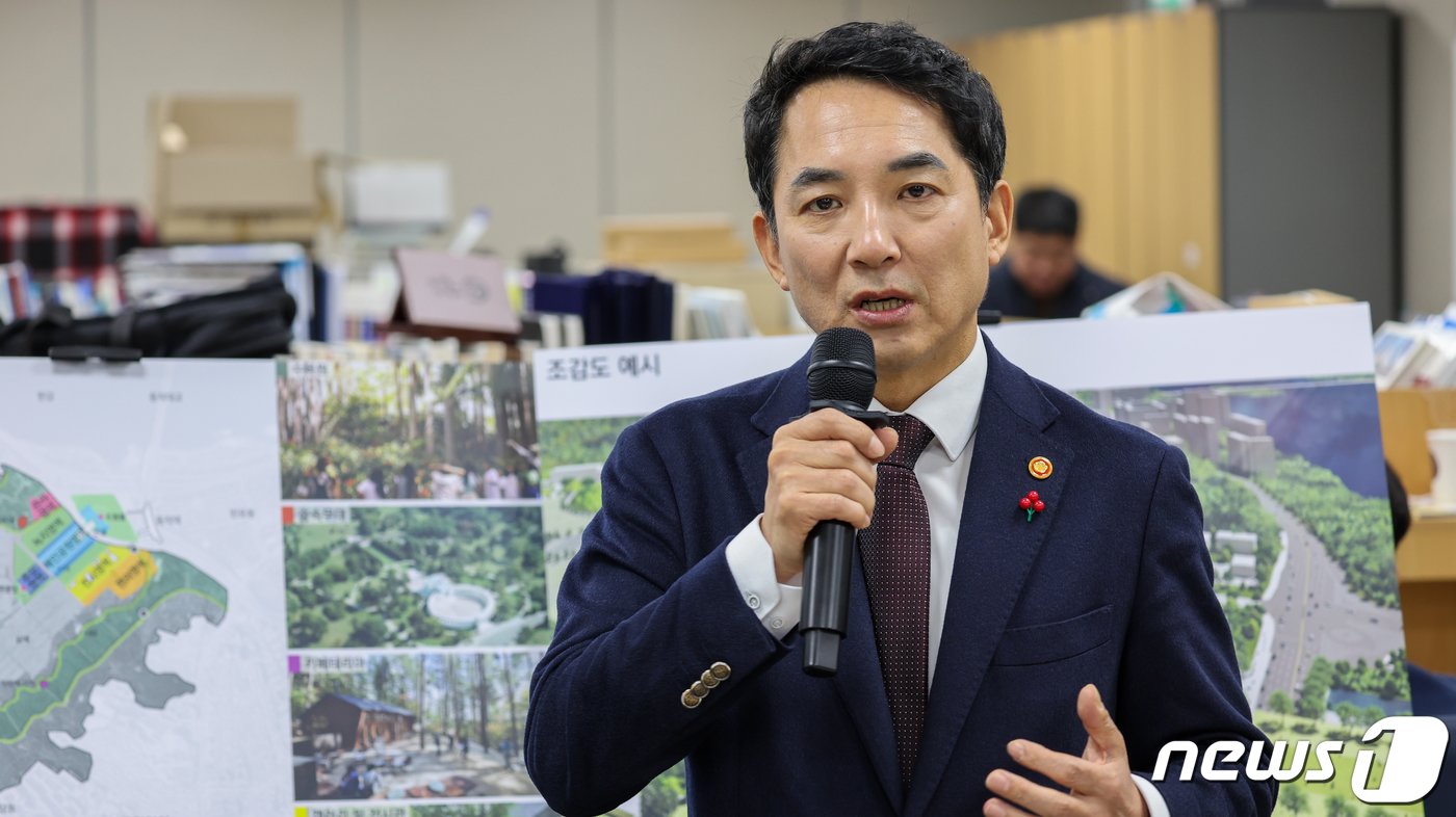 본문 이미지 - 박민식 국가보훈부 장관이 20일 서울시 용산구 국방부 기자실에서 열린 국가보훈부 보훈정책 관련 백브리핑에서 국립서울현충원 재창조 구상안과 상이등급 판정 기준 개선안 등을 브리핑하고 있다. (국가보훈부 제공) 2023.12.20/뉴스1