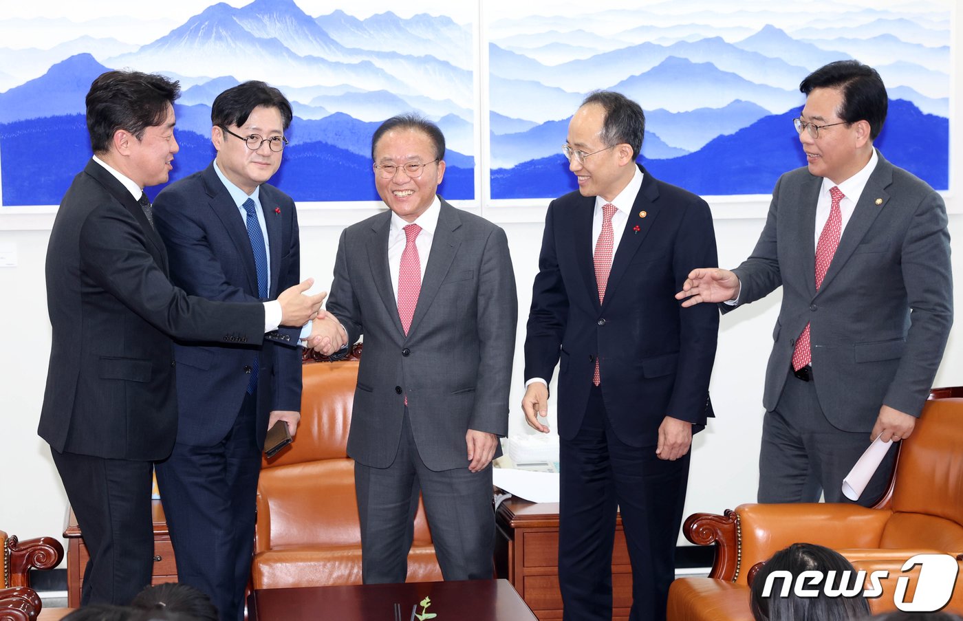 윤재옥 국민의힘 당대표 권한대행과 홍익표 더불어민주당 원내대표가 20일 오후 국회 운영위원장실에서 열린 2024년도 예산에 대한 합의사항 발표에서 악수를 하고 있다. 왼쪽부터 강훈식 더불어민주당 예결위간사, 홍익표 원내대표, 윤재옥 당대표 권한대행, 추경호 경제부총리, 송언석 국민의힘 예결위 간사. &#40;공동취재&#41; 2023.12.20/뉴스1 ⓒ News1 송원영 기자