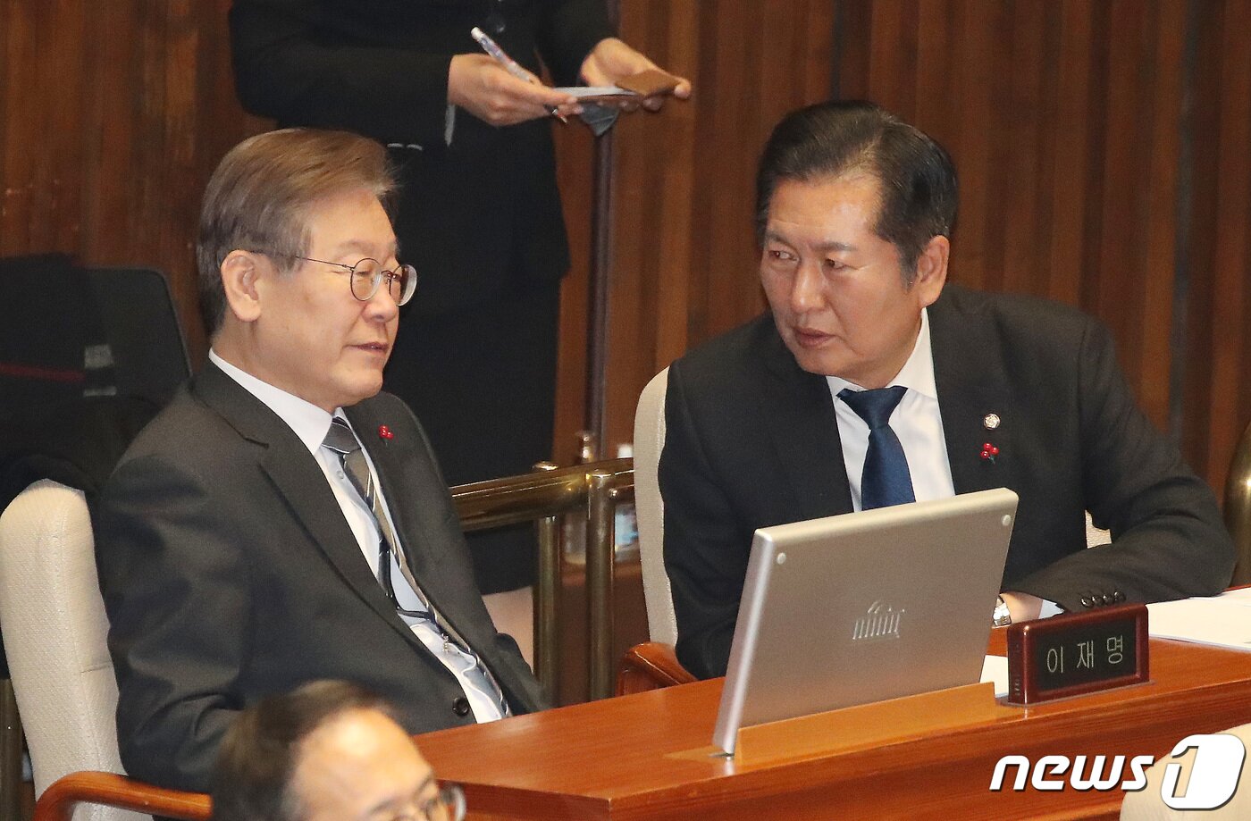 본문 이미지 - 이재명 더불어민주당 대표와 정청래 최고위원이 20일 오후 서울 여의도 국회 본회의장에서 열린 제411회국회(임시회) 제1차 본회의에서 이야기를 나누고 있다. 2023.12.20/뉴스1 ⓒ News1 임세영 기자