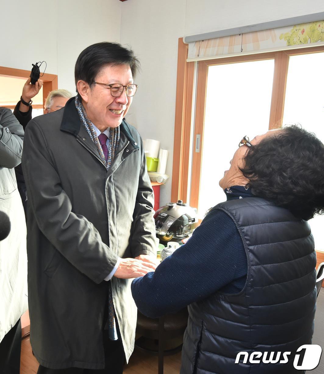 본문 이미지 - 박형준 부산시장이 20일 주거취약가구를 찾아 주민의 목소리를 듣고 있다(부산시청 제공)