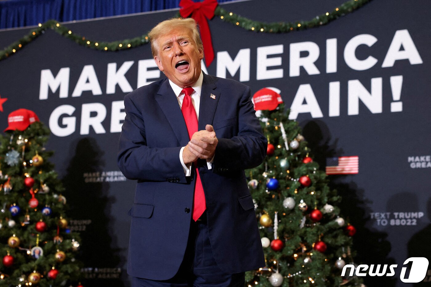 본문 이미지 - 도널드 트럼프 전 대통령이 19일(현지시간) 미 아이오와주 워털루에서 열린 선거 유세 행사에서 연설 중인 모습. 2023.12.19. ⓒ 로이터=뉴스1 ⓒ News1 정윤영 기자