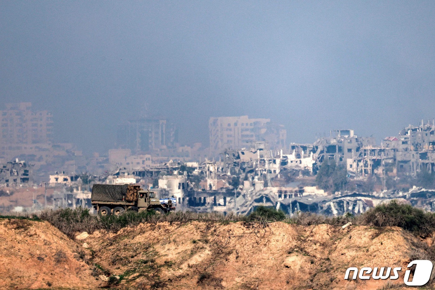 (이스라엘 AFP=뉴스1) 이유진 기자 = 이스라엘 군용 차량이 19일(현지시간) 팔레스타인 무장정파 하마스 제거 작전을 수행하기 위해 가자지구 북부에서 이동하고 있다.ⓒ AFP= …
