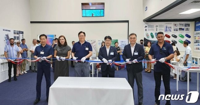 본문 이미지 - 김정유 KCC페인트 딜러 CCG 대표&#40;왼쪽에서 세번째&#41;와 함성수 KCC 유통도료총괄 상무&#40;왼쪽에서 네번째&#41;가 미국 리피니쉬 컬러센터 개관식을 진행하고 있다.&#40;KCC 제공&#41;