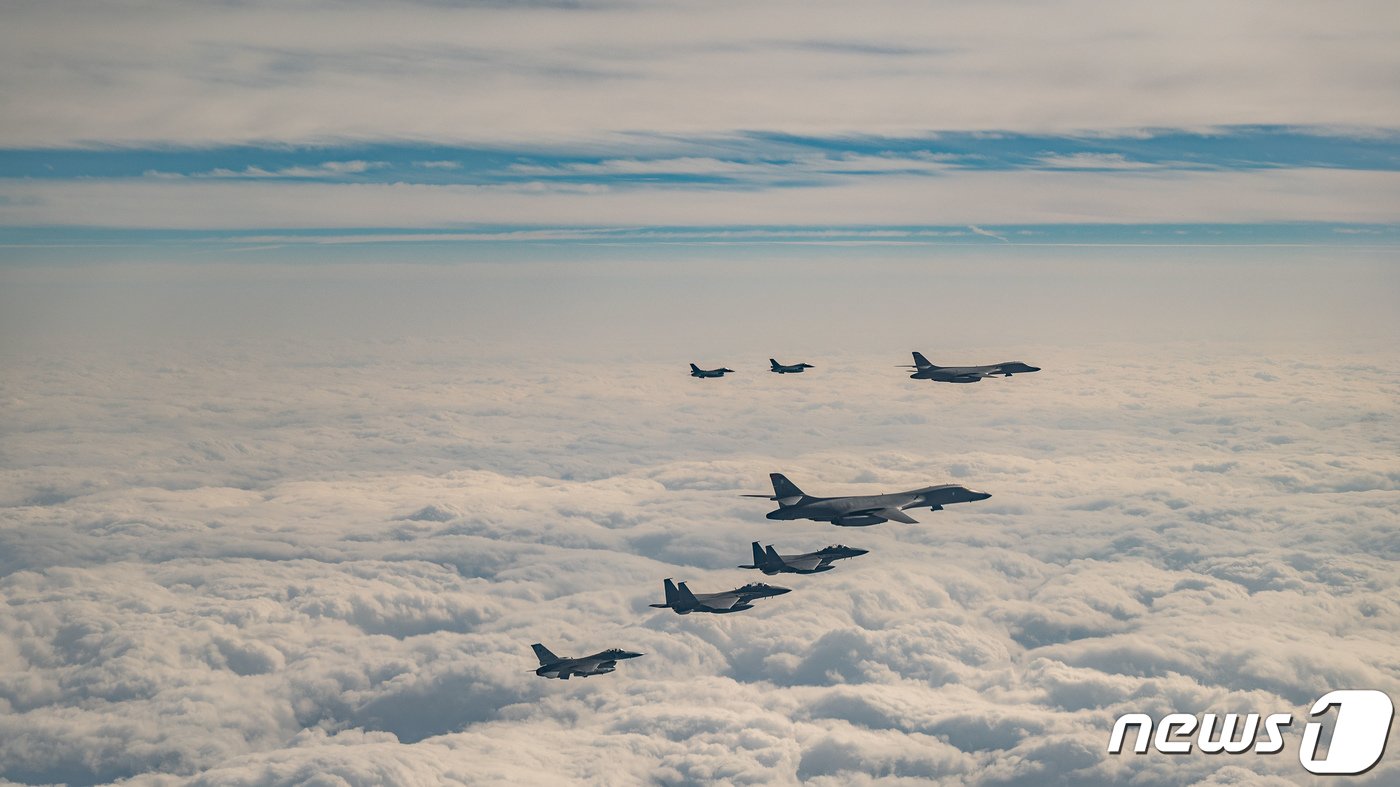 우리나라와 미국·일본이 20일 미 공군의 B-1B 전략폭격기 등을 동원한 연합 공중훈련을 실시했다. 제주도 동쪽의 한일 간 방공식별구역&#40;ADIZ&#41; 중첩구역에서 진행된 이날 훈련엔 B-1B 폭격기와 주한 미 공군 F-16 전투기, 우리 공군의 F-15K 전투기, 그리고 일본 항공자위대의 F-2 전투기 등이 함께했다. &#40;합동참모본부 제공&#41; 2023.12.20/뉴스1 ⓒ News1 유승관 기자