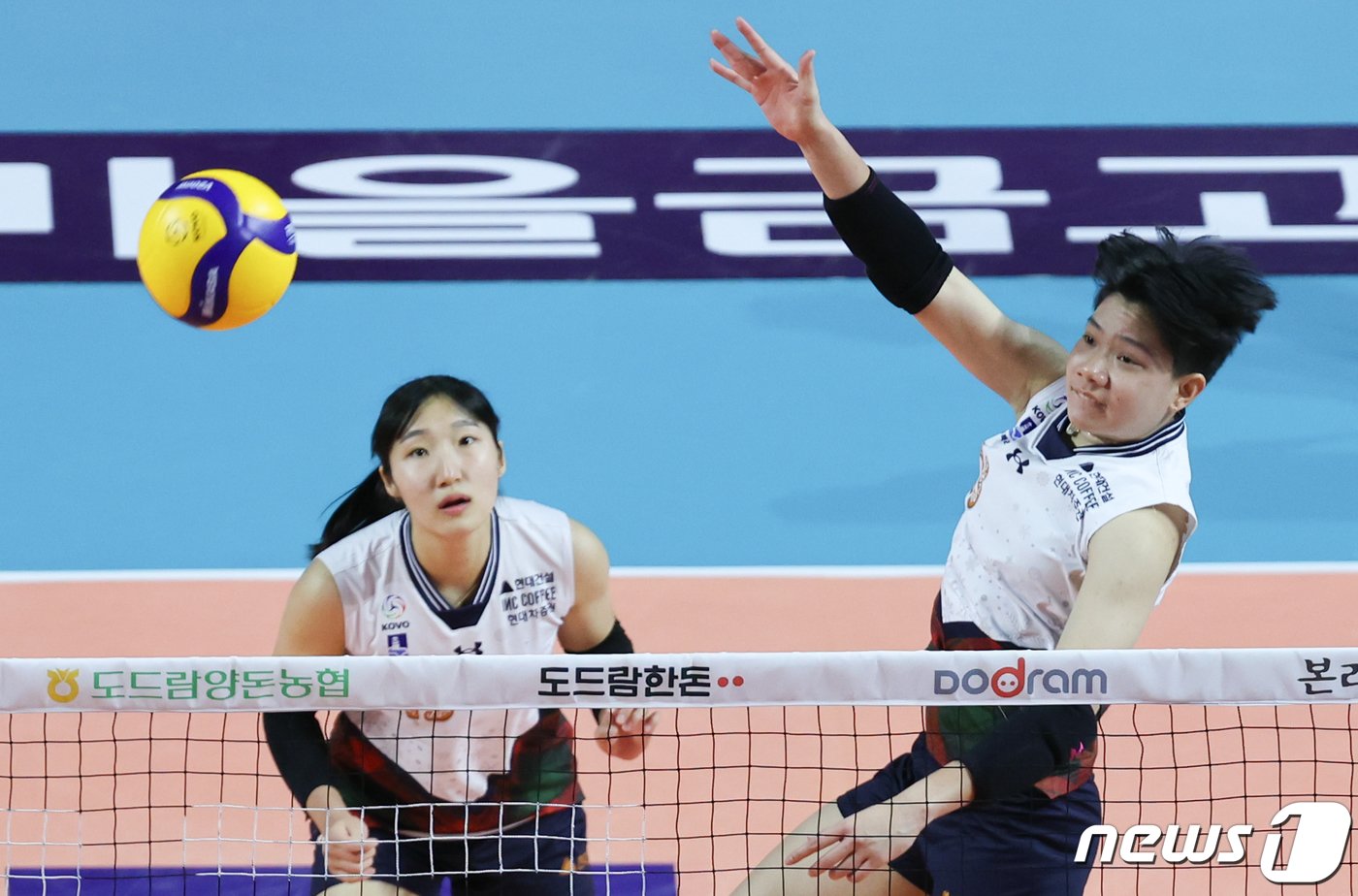 본문 이미지 - 20일 오후 인천 삼산월드체육관에서 열린 여자프로배구 '2023-2024 도드람 V리그' 흥국생명과 현대건설의 경기에서 현대건설 위파위가 공격을 하고 있다. 2023.12.20/뉴스1 ⓒ News1 이재명 기자