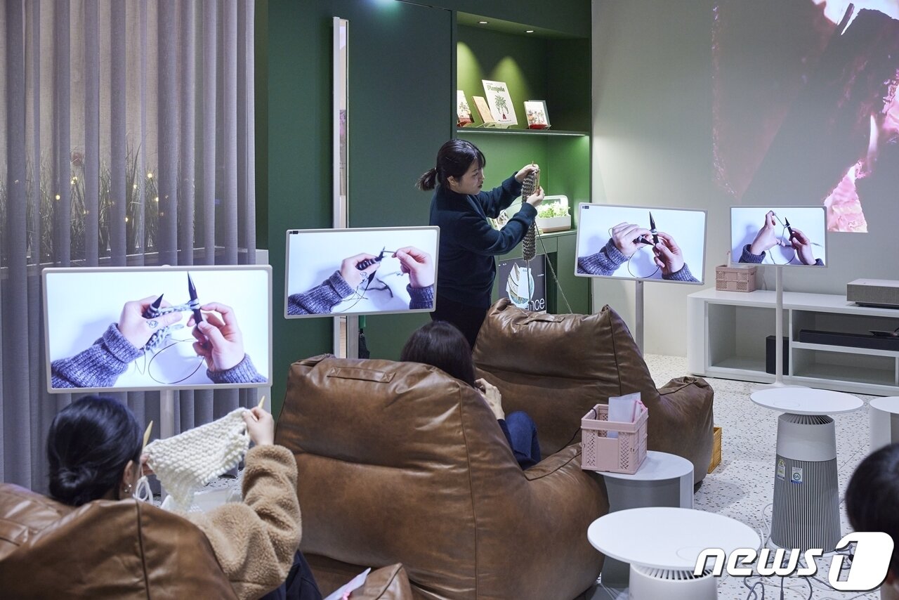 본문 이미지 - LG전자의 Z세대를 위한 경험공간 '그라운드220' 커뮤니티 그라운드에서 진행된 뜨개질 클래스에서 고객들이 스탠바이미를 활용해 뜨개질을 배우고 있다. (LG전자 제공) 