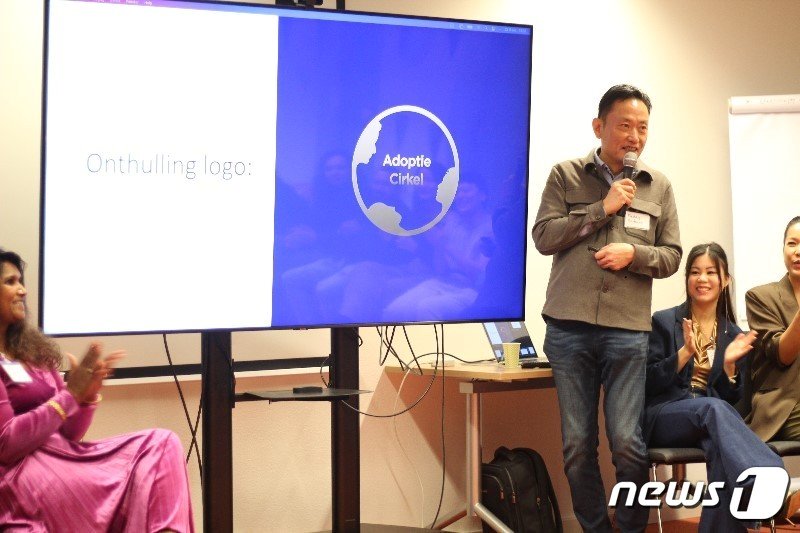 본문 이미지 - 네덜란드로 입양된 한인 입양인 1세대인 한유근씨가 아답티 서클 개회사를 하는 모습.&#40;아답티 서클 제공&#41;.