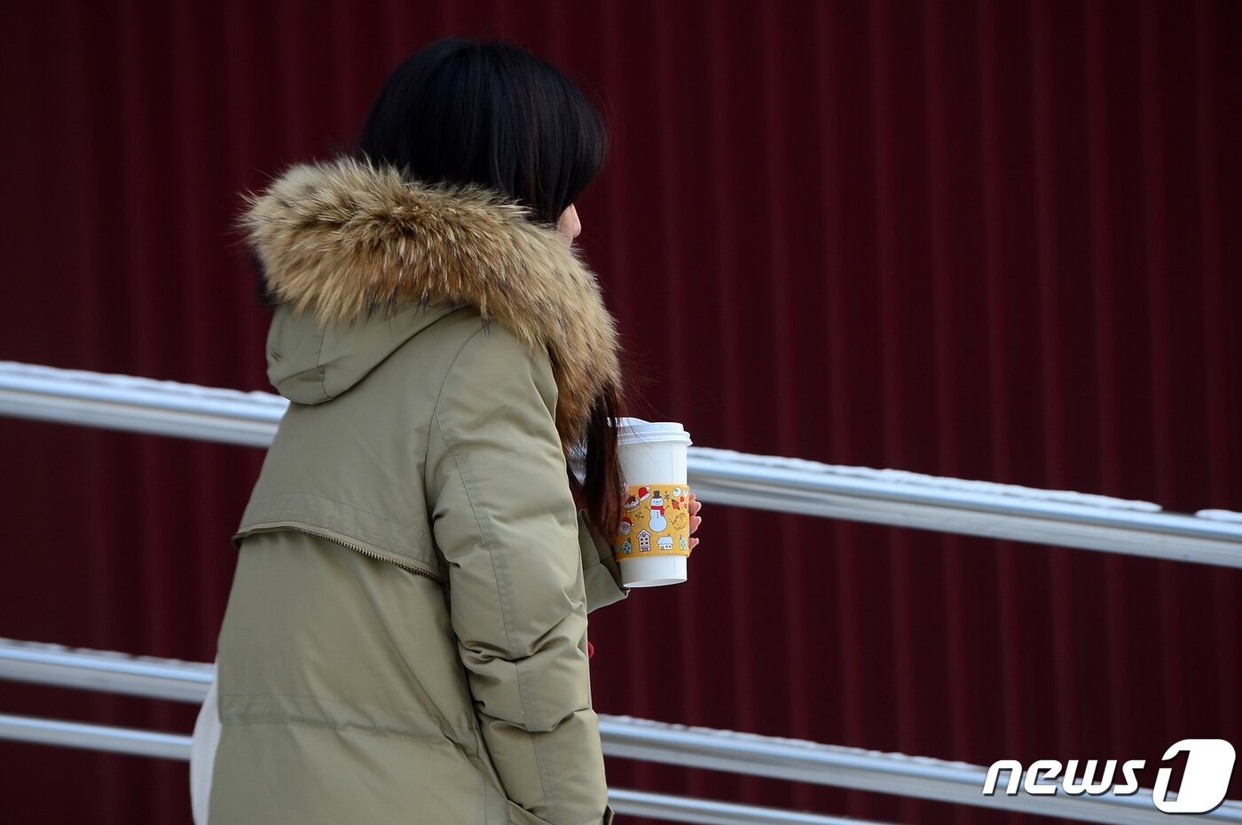 본문 이미지 - 광주 동구 한 거리에서 한 시민이 뜨거운 음료를 들고 거리를 걸어가고 있다. /뉴스1 ⓒ News1 