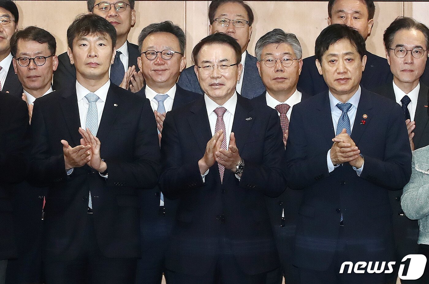 본문 이미지 - 김주현 금융위원장(오른쪽부터), 조용병 은행연합회장, 이복현 금융감독원장이 21일 서울 중구 은행연합회관에서 열린 은행권 민생금융지원 간담회에서 참석한 은행장들과 기념촬영을 하며 박수를 치고 있다. 이날 은행권은 자영업자와 소상공인 등 취약계층 지원을 위한 역대 최대 규모인 ‘2조원+α’지원 계획을 발표했다. 2023.12.21/뉴스1 ⓒ News1 박세연 기자
