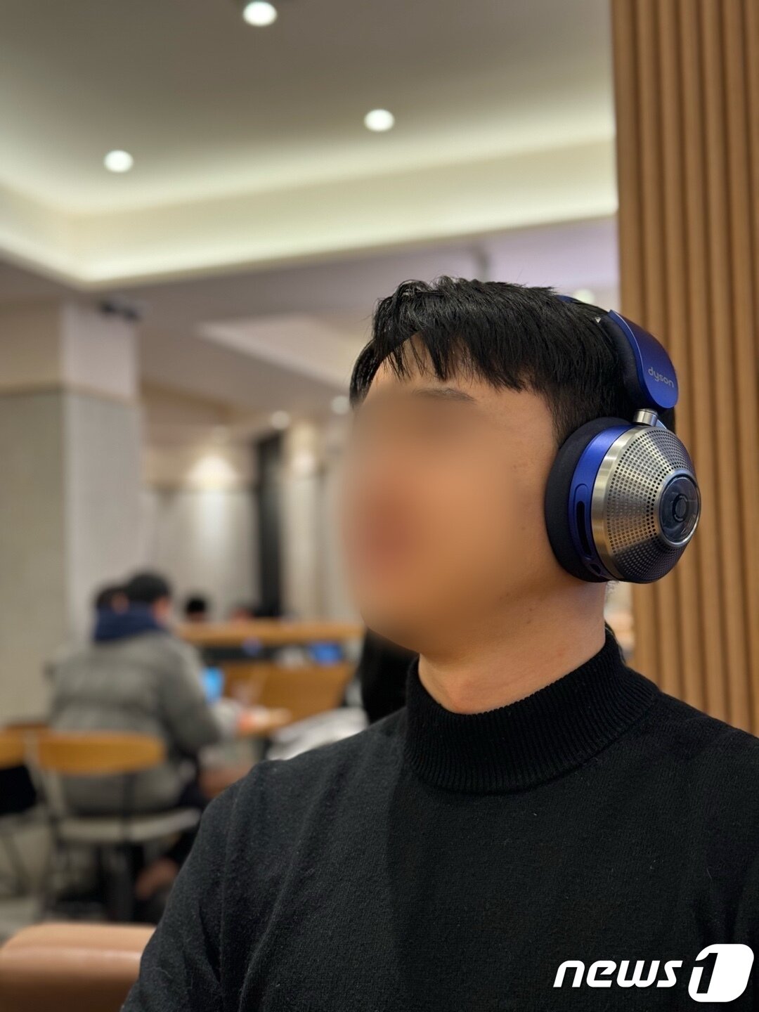 본문 이미지 - '다이슨 존'을 실제 착용한 모습. 2023.11.20./뉴스1 ⓒ News1 강태우 기자