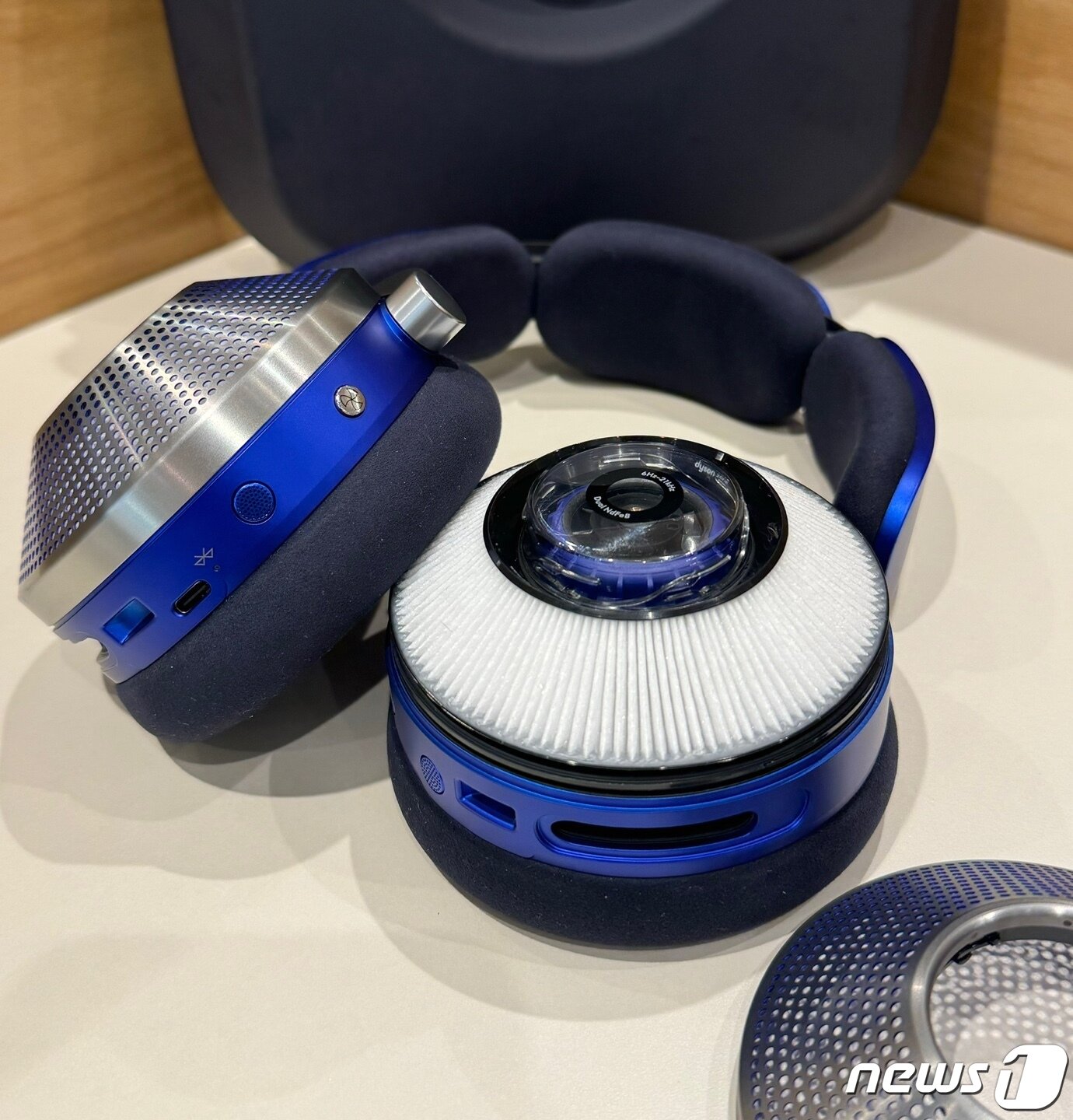 본문 이미지 -  다이슨 존 내부에는 정전기 탄소 필터가 들어가 있다. 바이저(마스크)와 함께 공기 청정에 활용된다. 2023.12.20./뉴스1 ⓒ News1 강태우 기자