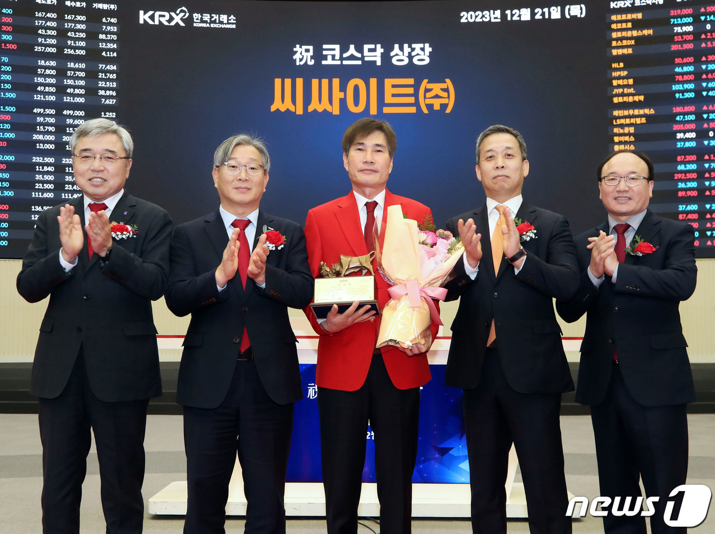 (서울=뉴스1) = 21일 오전 서울 영등포구 한국거래소에서 열린 씨싸이트 코스닥시장 상장기념식에서 채남기 한국IR협의회 회장(왼쪽부터), 홍순욱 한국거래소 코스닥시장본부장, 김상 …