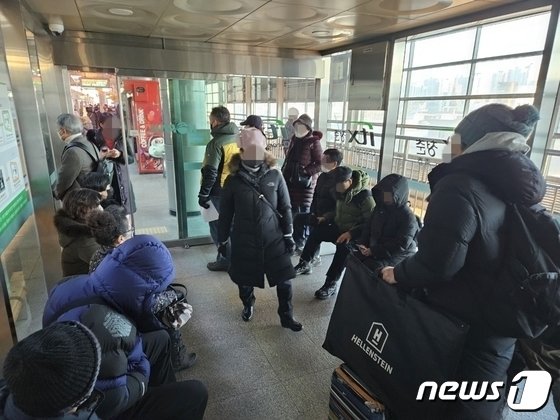 본문 이미지 - 21일 오전 8시쯤 강원 남춘천역의 한 부스 안에서 두꺼운 옷차림을 한 시민들이 전철을 기다리고 있다.2023.12.21 한귀섭 기자