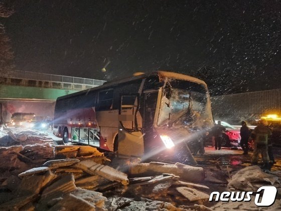 본문 이미지 - 21일 오전 3시 30분쯤 충남 당진 초대리 부근 서해안고속도로 내 서울 방향 구간에서 공항버스가 25톤 카고트럭을 추돌하는 사고가 발생했다. (당진소방서 제공) 2023.12.21/뉴스1