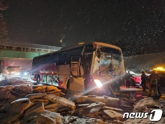 21일 오전 3시 30분쯤 충남 당진 초대리 부근 서해안고속도로 내 서울 방향 구간에서 공항버스가 25톤 카고트럭을 추돌하는 사고가 발생했다. &#40;당진소방서 제공&#41; 2023.12.21/뉴스1