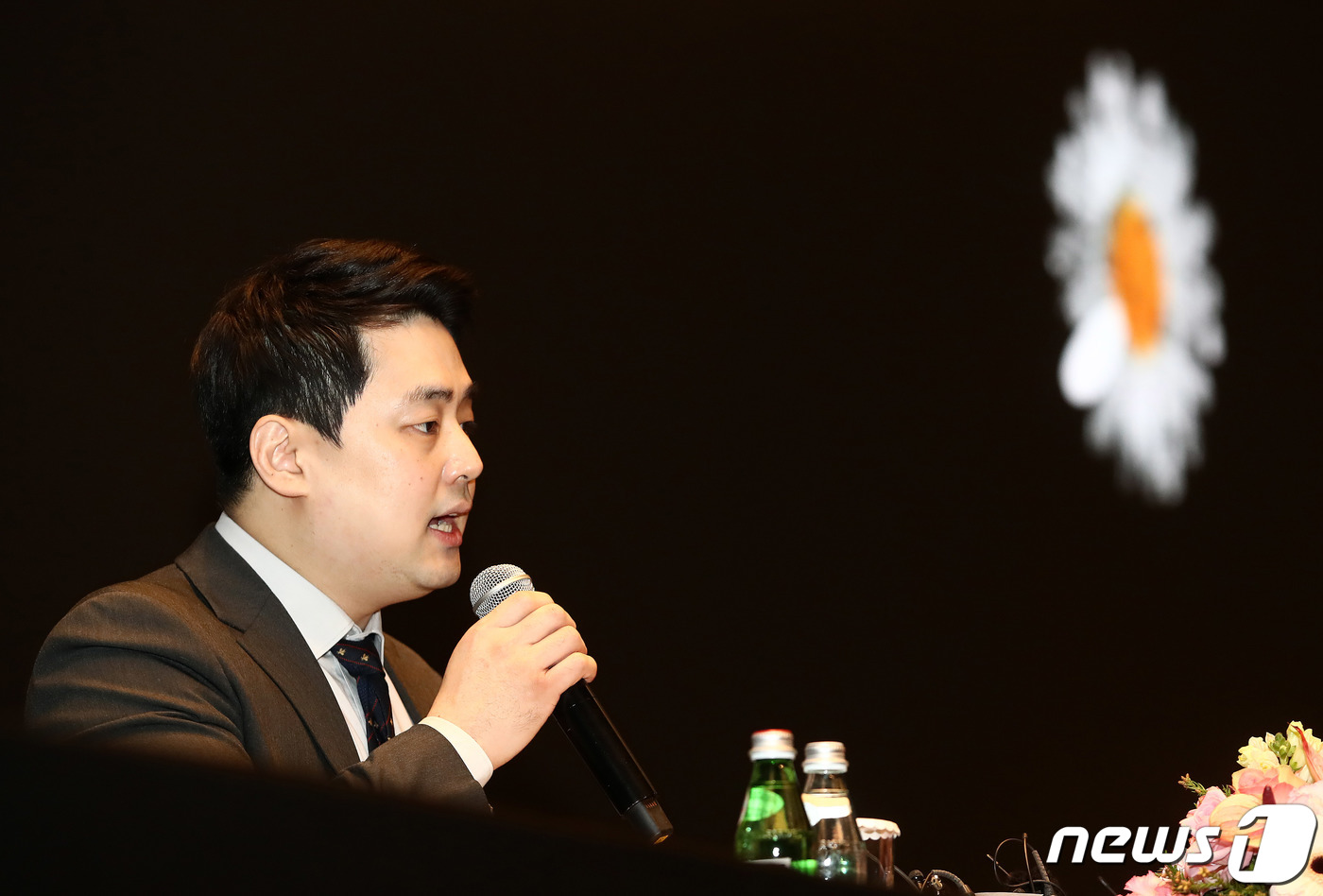 (서울=뉴스1) 박세연 기자 = 조성해 갤럭시코퍼레이션 이사가 21일 서울 서초구 JW메리어트호텔에서 열린 가수 지드래곤(본명 권지용·35) 마약 투약 의혹 무혐의 처분과 향후 활 …