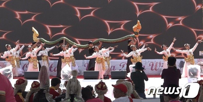 본문 이미지 - 영동 난계국악축제에서 해외공연단이 공연하고 있다.  (영동군 제공) /뉴스1