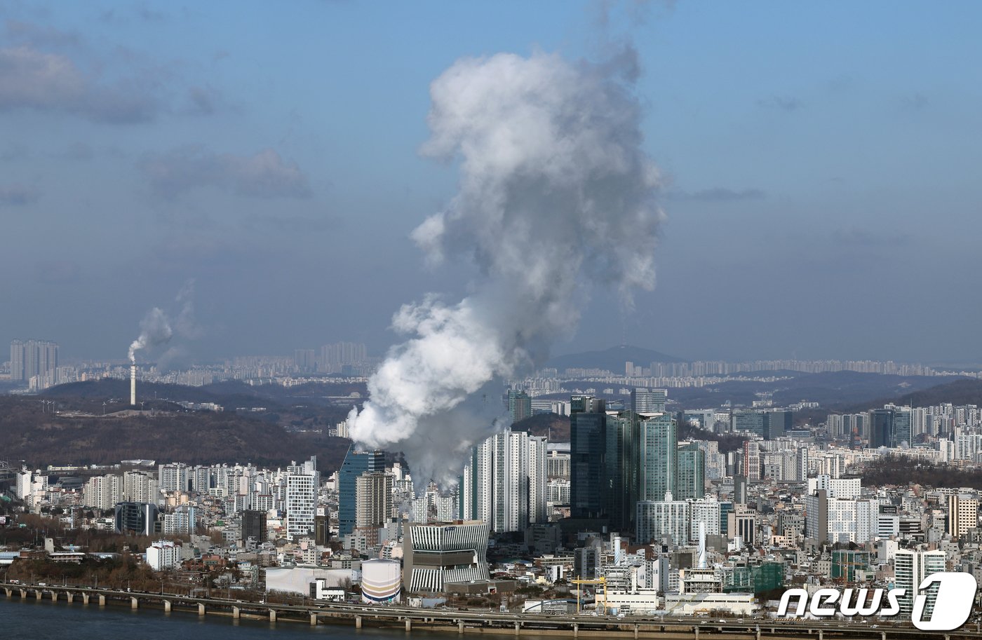 본문 이미지 - 서울 마포구 합정동 한국중부발전 서울복합화력발전소(이하 당인리발전소) 굴뚝에서 흰 수증기가 뿜어져 나오고 있다.  ⓒ News1 박정호 기자