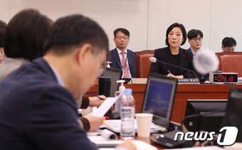 오영주 중소벤처기업부 장관 후보자가 21일 오전 서울 여의도 국회에서 열린 인사청문회에서 의원들의 질의를 경청하고 있다. 2023.12.21/뉴스1 ⓒ News1 임세영 기자