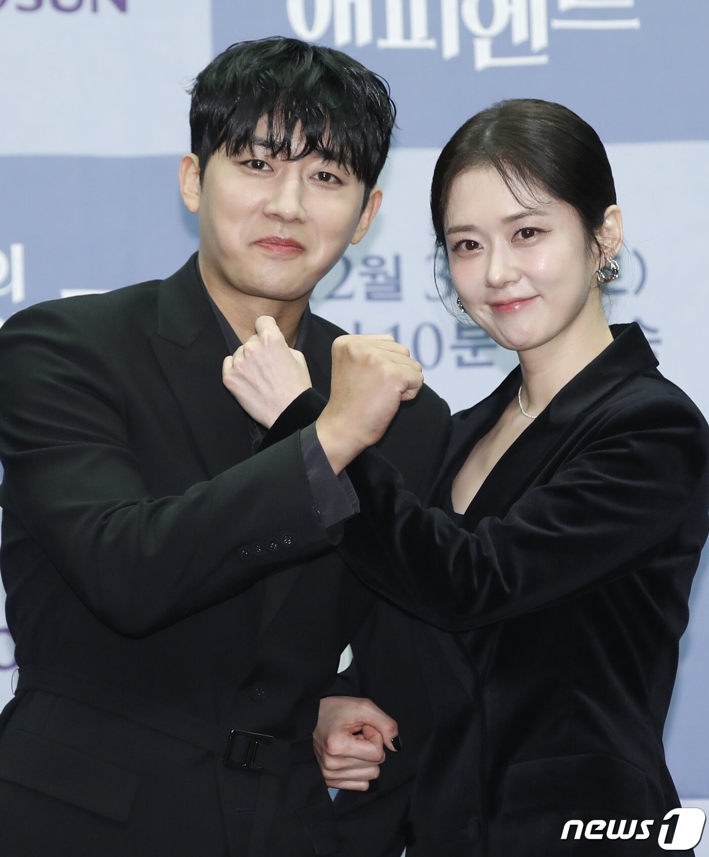 본문 이미지 - 배우 손호준과 장나라(오른쪽)가 21일 서울 마포구 스탠포드호텔코리아에서 열린 TV조선 새 주말 미니시리즈 '나의 해피엔드' 제작발표회에서 포즈를 취하고 있다. '나의 해피엔드'는 '진실이라 믿었던 것들이 깨진 뒤, 남은 것은 불행이었다' 진정한 나의 행복을 되찾기 위해 외면해왔던 나를 마주하는 한 여자의 처절한 분투기를 그렸다. 2023.12.21/뉴스1 ⓒ News1 권현진 기자