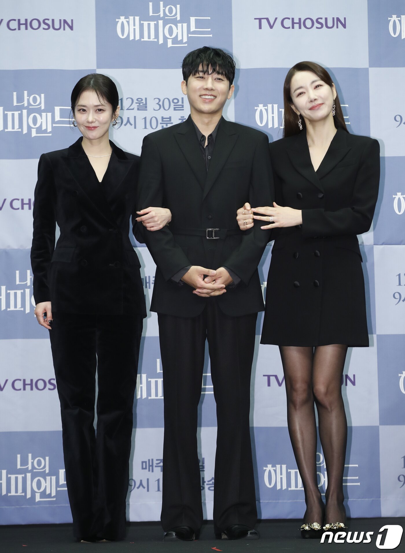 본문 이미지 - 배우 장나라(왼쪽부터)와 손호준, 소이현이 21일 서울 마포구 스탠포드호텔코리아에서 열린 TV조선 새 주말 미니시리즈 '나의 해피엔드' 제작발표회에서 포즈를 취하고 있다. '나의 해피엔드'는 '진실이라 믿었던 것들이 깨진 뒤, 남은 것은 불행이었다' 진정한 나의 행복을 되찾기 위해 외면해왔던 나를 마주하는 한 여자의 처절한 분투기를 그렸다. 2023.12.21/뉴스1 ⓒ News1 권현진 기자