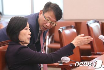 오영주 중소벤처기업부 장관 후보자가 21일 오전 서울 여의도 국회에서 열린 인사청문회에서 관계자와 이야기를 나누고 있다. 2023.12.21/뉴스1 ⓒ News1 임세영 기자