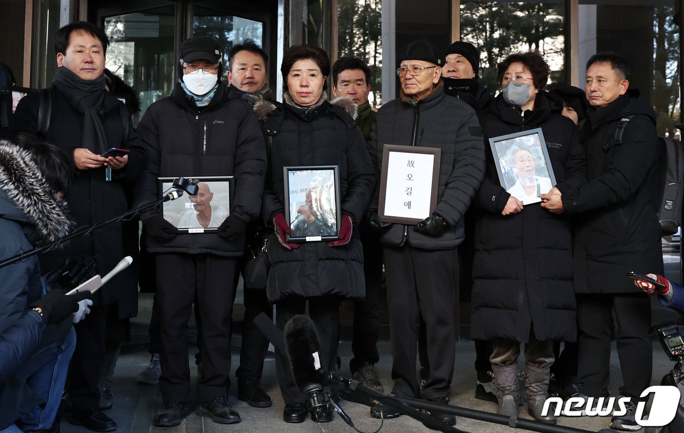 오철석 씨 등 일제 강제동원 피해자 유족과 법률대리인단이 21일 오전 서울 서초구 대법원에서 열린 미쓰비시중공업과 일본제철을 상대로 낸 손해배상 청구 소송 2건의 상고심 선고에서 승소한 뒤 입장을 밝히고 있다. 2023.12.21/뉴스1 ⓒ News1 구윤성 기자