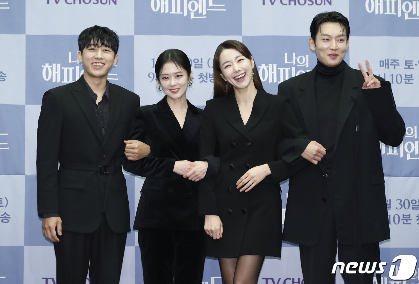 본문 이미지 - 배우 손호준(왼쪽부터)과 장나라, 소이현, 이기택이 21일 서울 마포구 스탠포드호텔코리아에서 열린 TV조선 새 주말 미니시리즈 '나의 해피엔드' 제작발표회에서 포즈를 취하고 있다. '나의 해피엔드'는 '진실이라 믿었던 것들이 깨진 뒤, 남은 것은 불행이었다' 진정한 나의 행복을 되찾기 위해 외면해왔던 나를 마주하는 한 여자의 처절한 분투기를 그렸다. 2023.12.21/뉴스1 ⓒ News1 권현진 기자