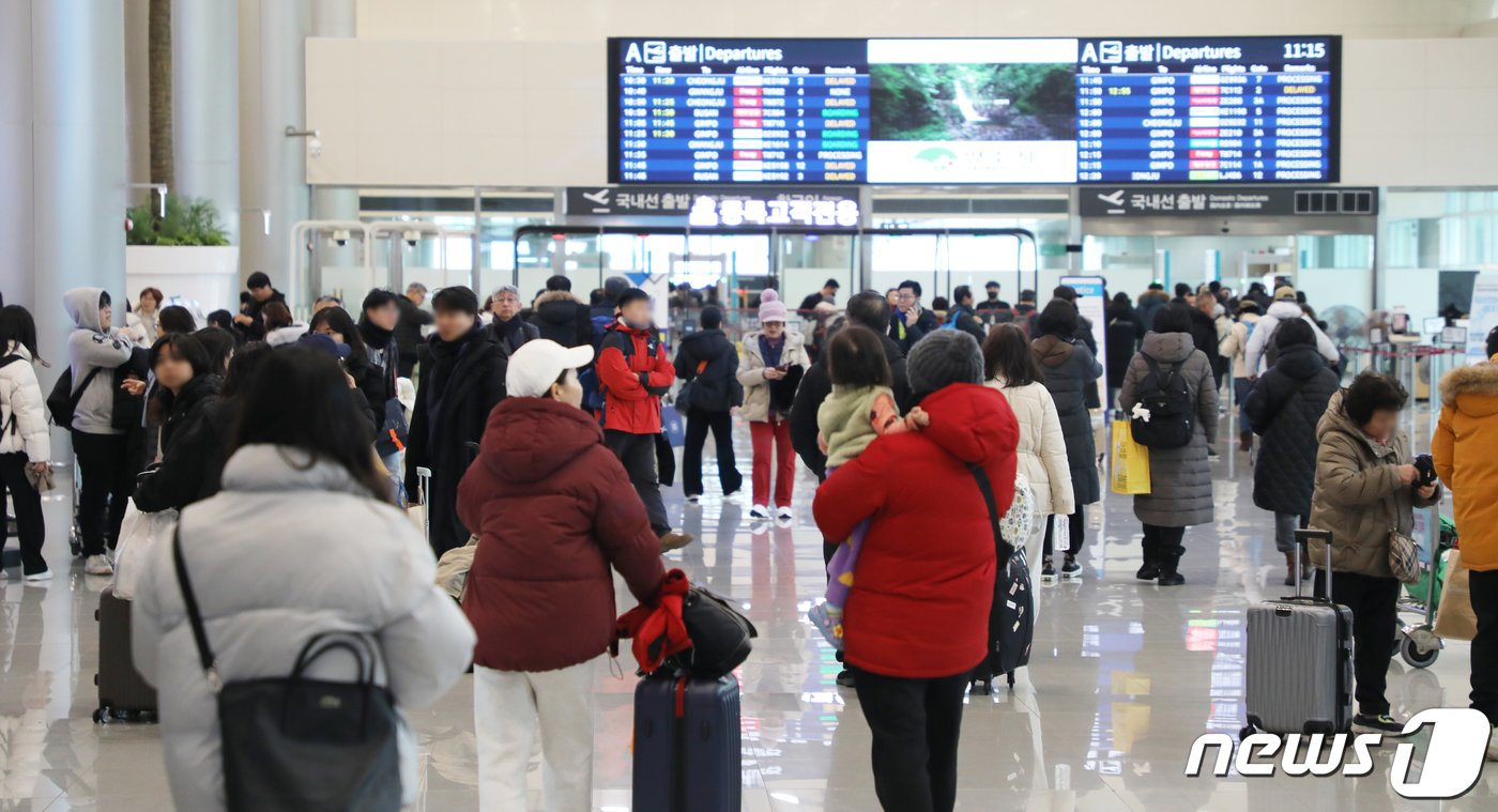 전국 곳곳에 폭설과 한파가 닥친 21일 오전 제주국제공항 국내선 출발장이 제주를 떠나는 관광객들로 붐비고 있다. 2023.12.21/뉴스1 ⓒ News1 오현지 기자