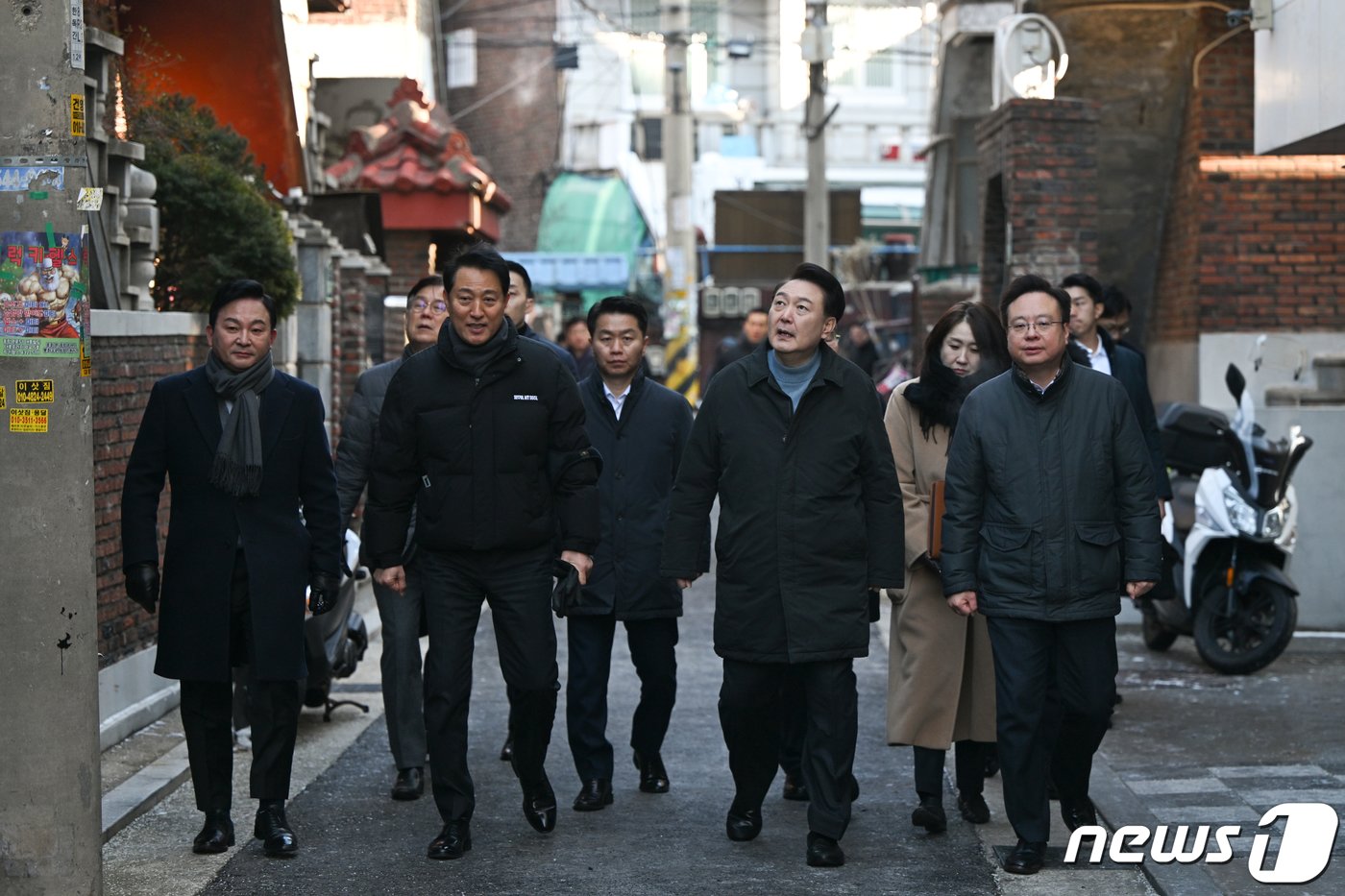 윤석열 대통령이 최강한파를 기록한 21일 한파 시기 취약 어르신 가구 방문을 위해 서울 중랑구의 한 다세대주택가를 걷고 있다. &#40;대통령실 제공&#41; 2023.12.21/뉴스1 ⓒ News1 오대일 기자