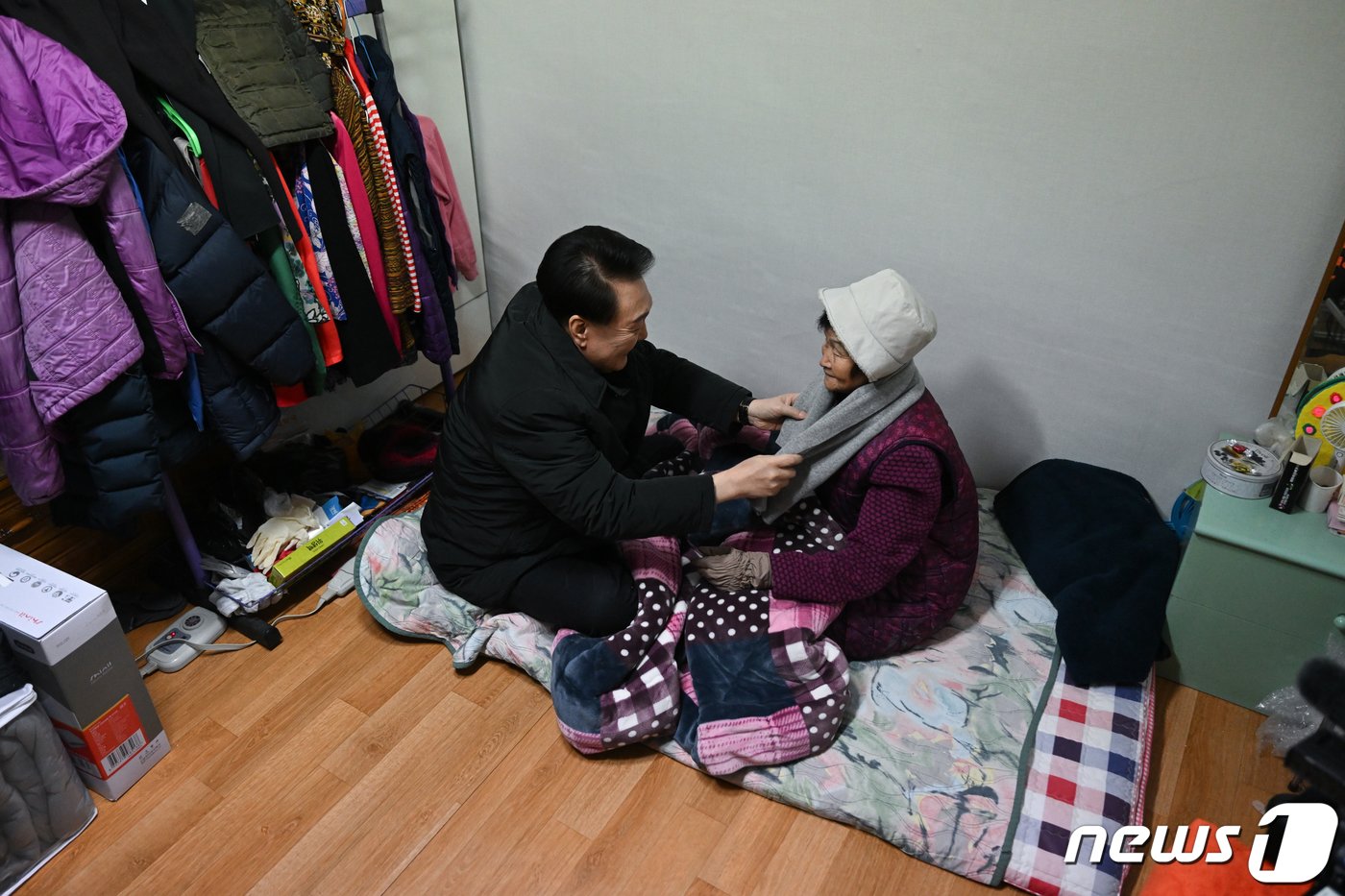 본문 이미지 - 윤석열 대통령이 최강한파를 기록한 21일 서울 중랑구의 한 독거노인 가정을 방문해 어르신에게 방한용품을 선물하고 있다. &#40;대통령실 제공&#41; 2023.12.21/뉴스1 ⓒ News1 오대일 기자