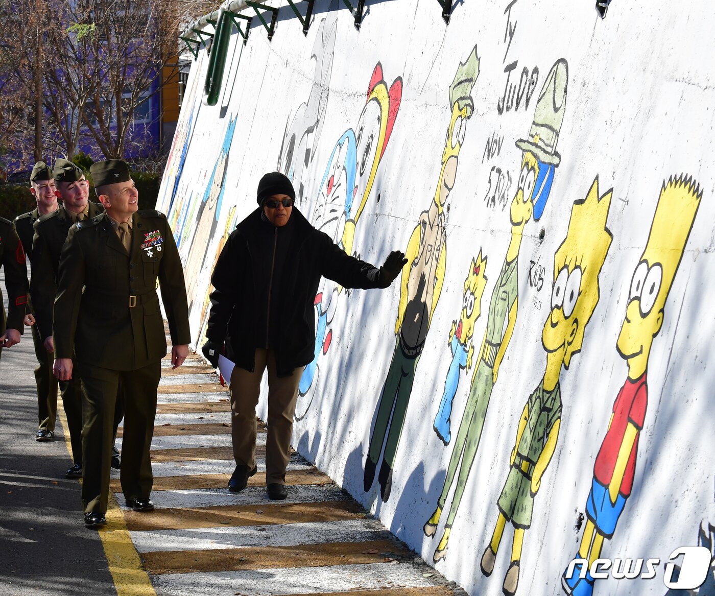 본문 이미지 - 로니 D.마이클 캠프무적 부대장(대령)이 21일 오전 경북 포항시 북구 선린애육원에서 미 해병대원들이 그린 벽화를 둘러보고 있다. .2023.12.21/뉴스1 ⓒ News1 최창호 기자