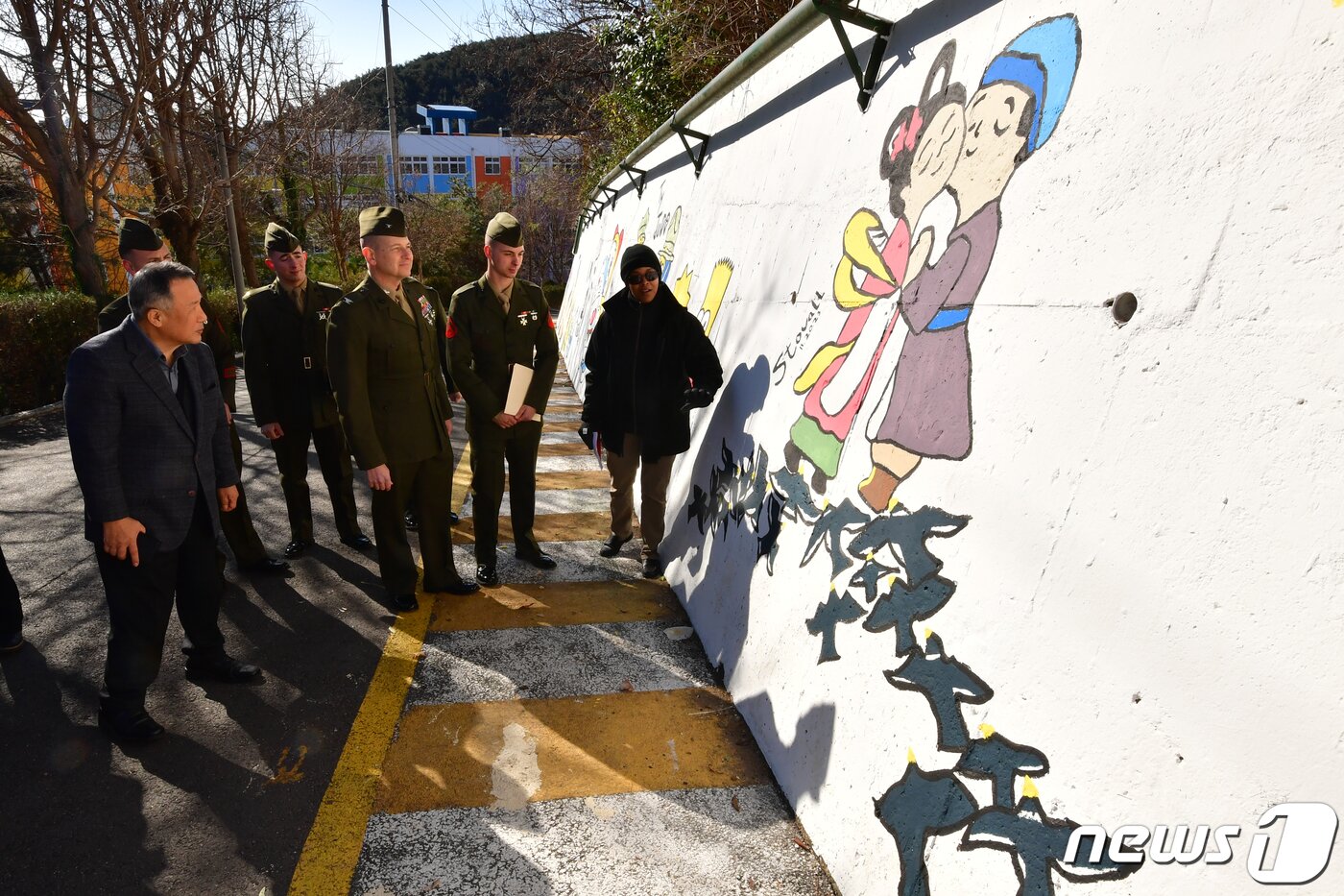 본문 이미지 - 로니 D.마이클 캠프무적 부대장(대령)과 부대원들이 21일 오전 경북 포항시 북구 선린애육원에서 미 해병대원들이 그린 견우와 직녀 벽화를 둘러보고 있다. .2023.12.21/뉴스1 ⓒ News1 최창호 기자