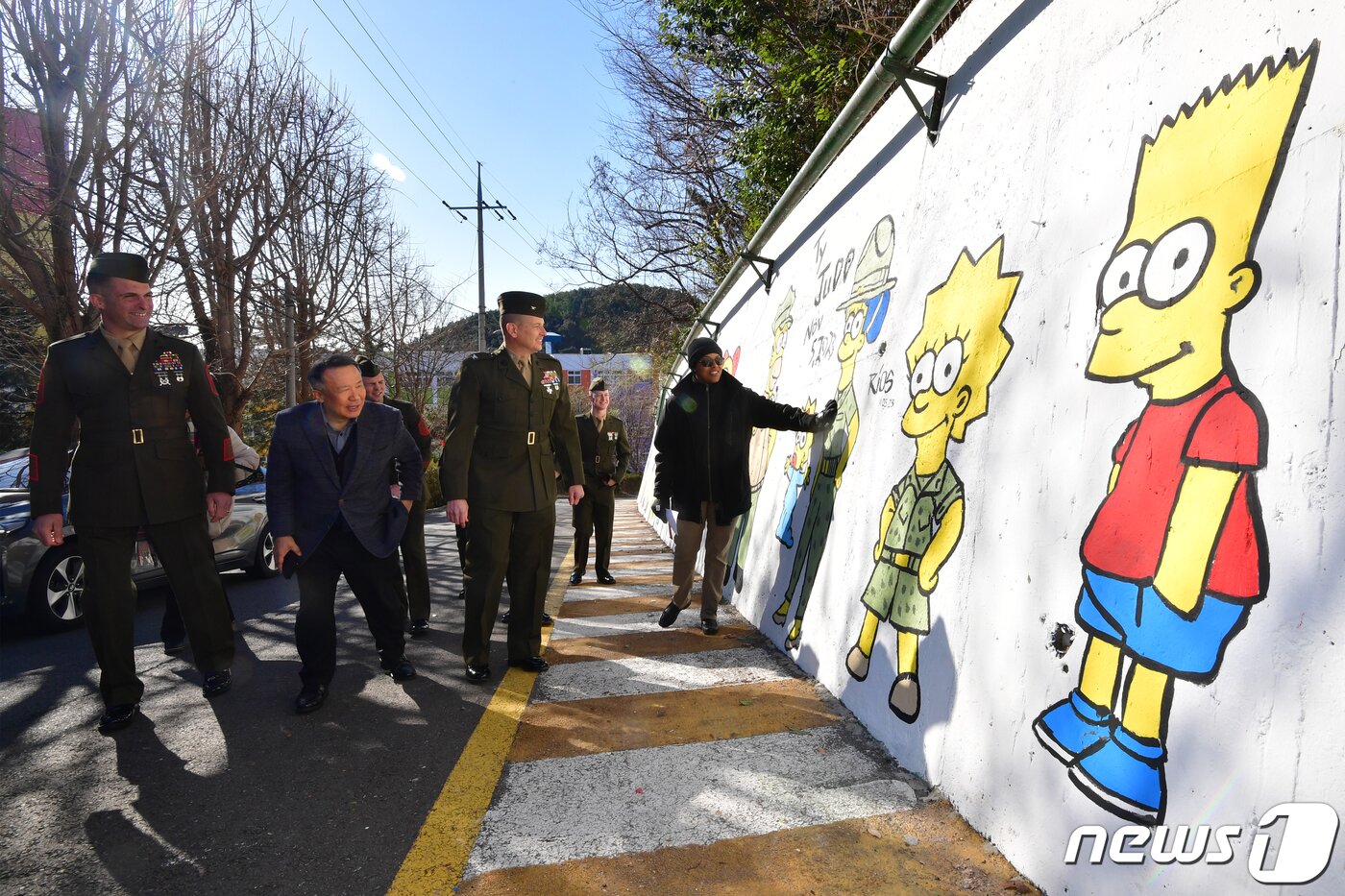 본문 이미지 - 로니 D.마이클 캠프무적 부대장(대령)과 부대원들이 21일 오전 경북 포항시 북구 선린애육원에서 미 해병대원들이 그린 벽화를  감상하고 있다.2023.12.21/뉴스1 ⓒ News1 최창호 기자