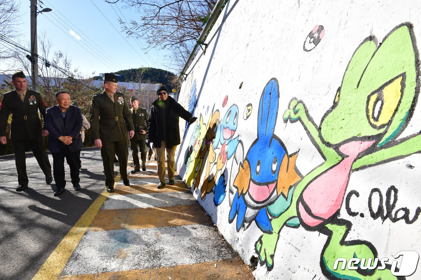 본문 이미지 - 로니 D.마이클 캠프무적 부대장(대령)과 부대원들이 21일 오전 경북 포항시 북구 선린애육원에서 미 해병대원들이 그린 만화 캐릭터 벽화를 둘러보고 있다. 2023.12.21/뉴스1 ⓒ News1 최창호 기자