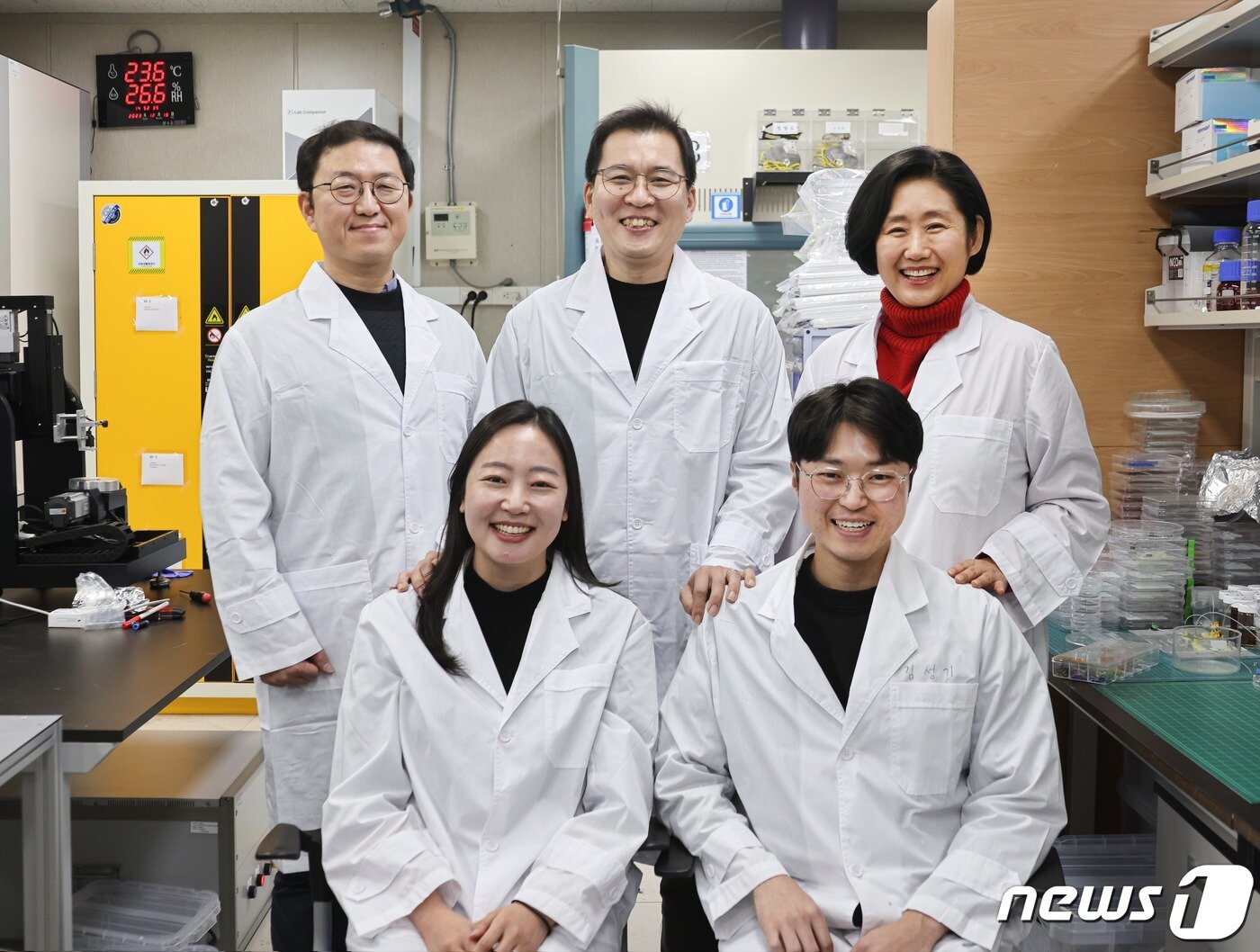 본문 이미지 - 한국기계연구원 나노융합장비연구부 연구팀이 기념촬영을 하고 있다. (기계연 제공)/뉴스1