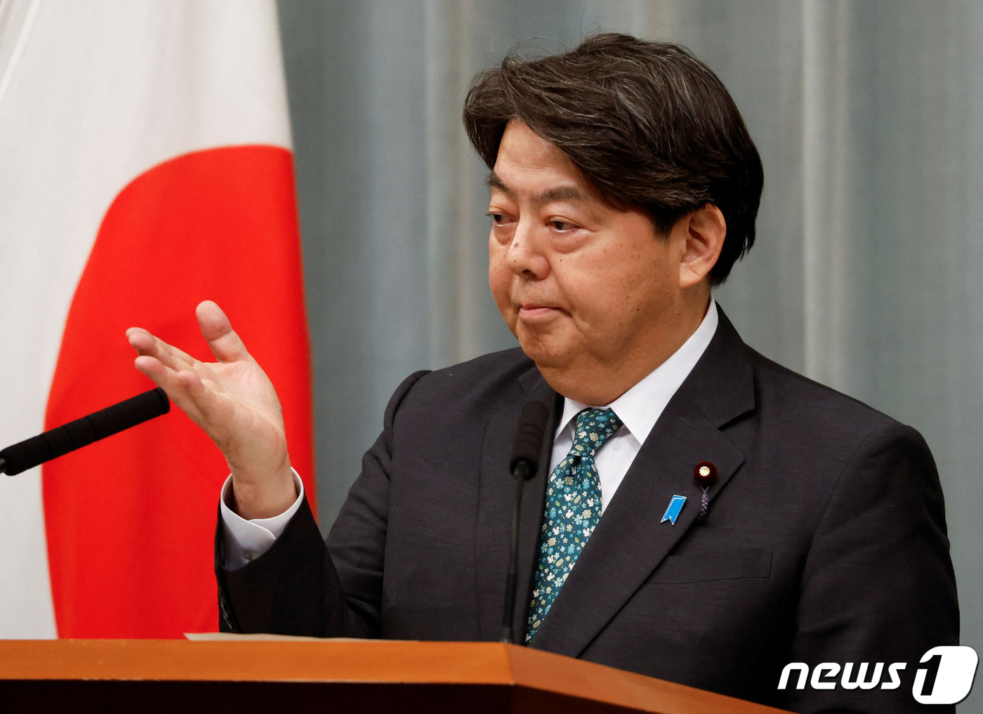 (도쿄 로이터=뉴스1) 강민경 기자 = 하야시 요시마사 일본 관방장관이 14일 정례 브리핑에서 취재진의 질문에 답하고 있다. 2023.12.14ⓒ 로이터=뉴스1