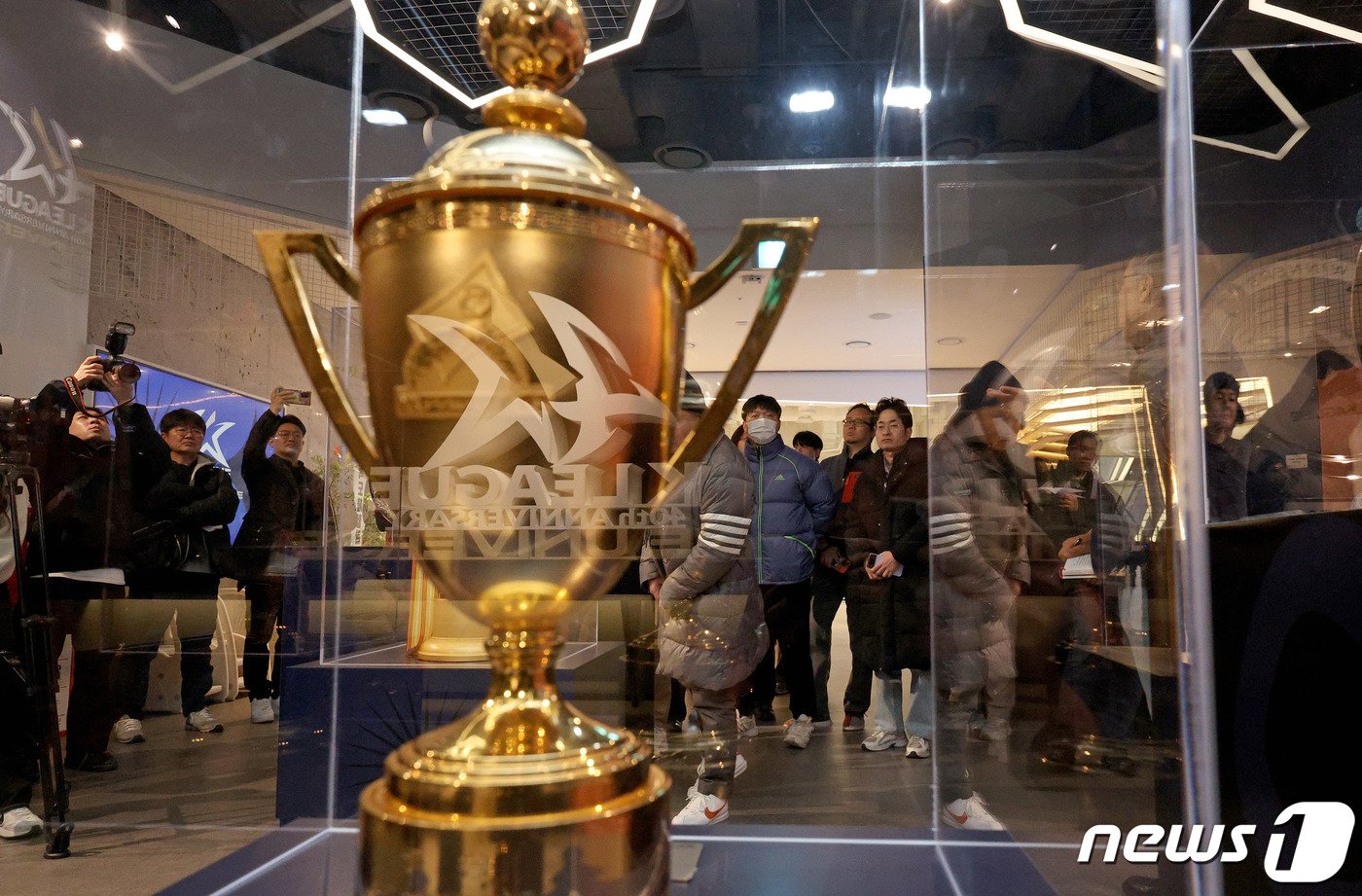 본문 이미지 - 21일 오후 서울 영등포구 타임스퀘어 영등포아트스퀘어에서 열린 K리그 40주년 기념 전시회 'THE UNIVERSE'에 트로피가 전시돼 있다. 이번 전시회에는 프로축구 1983년 원년 트로피부터 현재까지 사용 중인 트로피, 역대 공인구, 유니폼 등 전시물과 함께 K리그 역사를 살펴볼 수 있는 공간이 마련됐다. 2023.12.21/뉴스1 ⓒ News1 장수영 기자