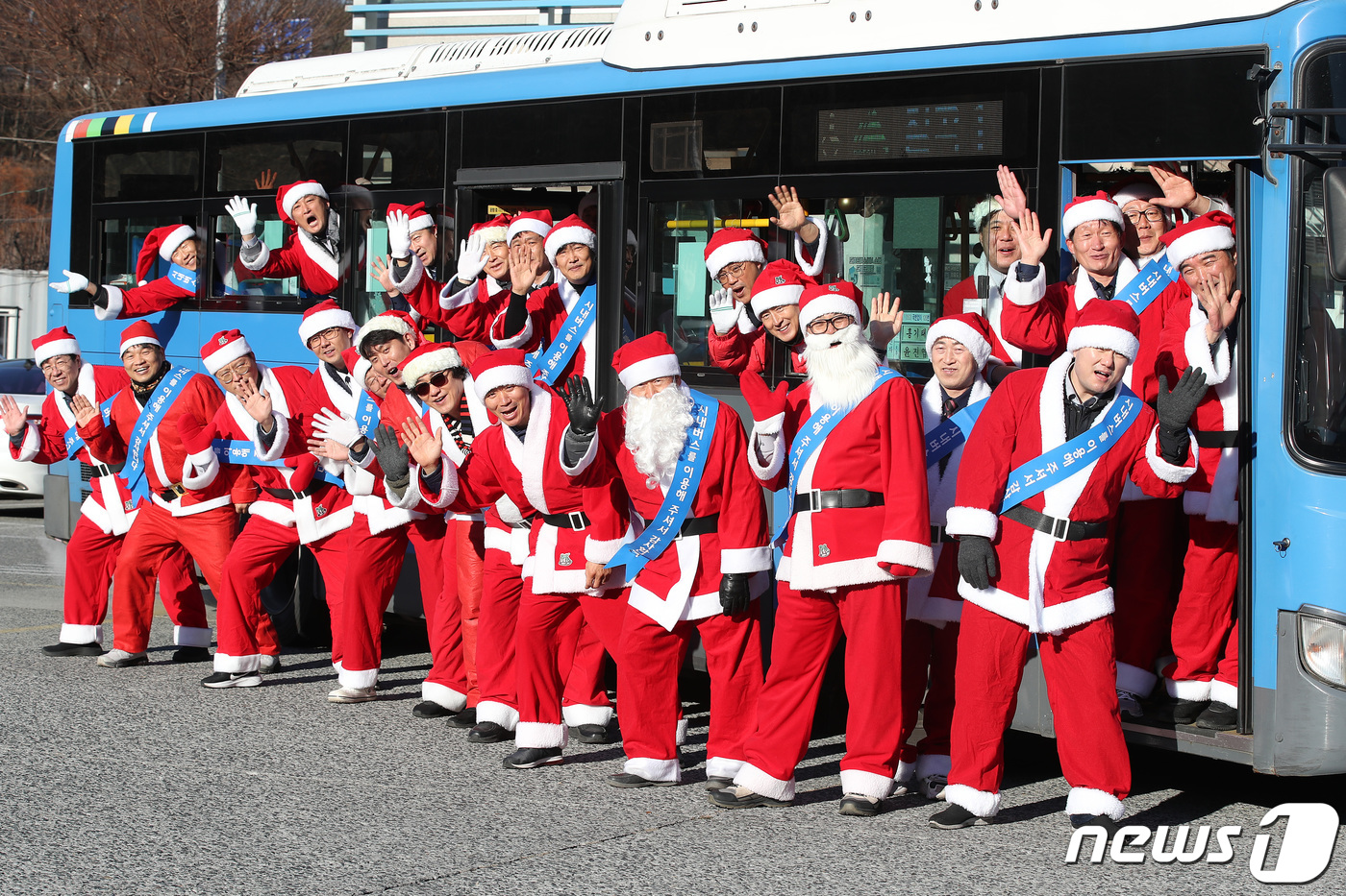 (대구=뉴스1) 공정식 기자 = 21일 오후 대구 북구 관음동 우주교통 차고지에서 열린 산타 발대식에 참여한 시내버스 기사들이 산타 복장으로 "메리 크리스마스"를 외치고 있다. 우 …