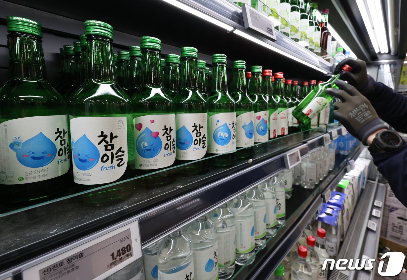 본문 이미지 - 사진은 서울의 한 대형마트에 진열된 &#39;참이슬&#39; 소주. 2023.12.21/뉴스1 ⓒ News1 허경 기자