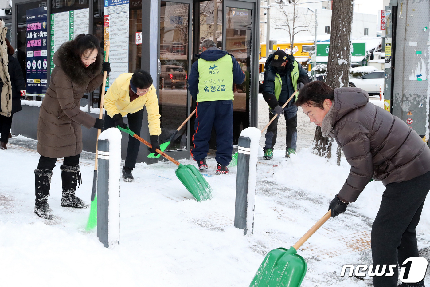 (광주=뉴스1) 이승현 기자 = 대설특보가 발효된 21일 광주 광산구청 직원들이 광주 송정역 인근에 쌓인 눈을 치우고 있다.광주 광산구는 눈이 가장 많이 쌓였을 때인 최심적설량 1 …