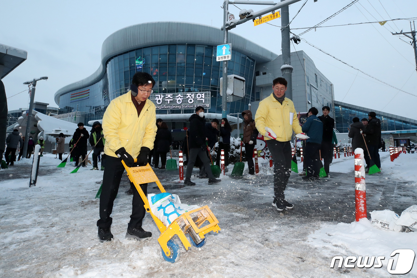 (광주=뉴스1) 이승현 기자 = 대설특보가 발효된 21일 광주 광산구청 직원들이 광주 송정역 인근에 쌓인 눈을 치우고 있다.광주 광산구는 눈이 가장 많이 쌓였을 때인 최심적설량 1 …