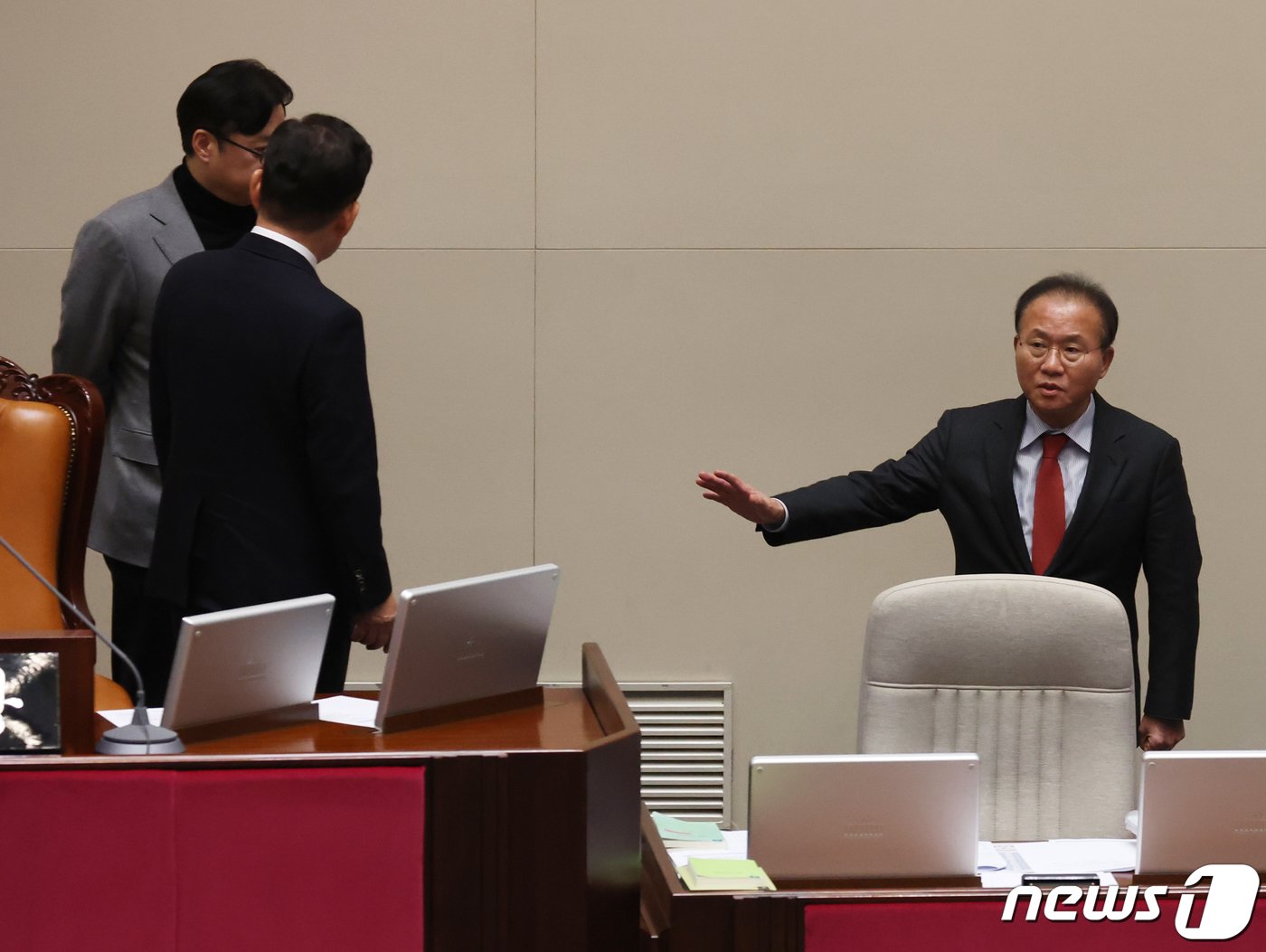 김진표 국회의장과 윤재옥 국민의힘 대표 권한대행, 홍익표 더불어민주당 원내대표가 21일 서울 여의도 국회에서 열린 제411회국회&#40;임시회&#41;제2차본회의에서 &#39;이태원 참사 특별법&#39; 상정 관련 대화를 하고 있다. 2023.12.21/뉴스1 ⓒ News1 ,송원영 기자