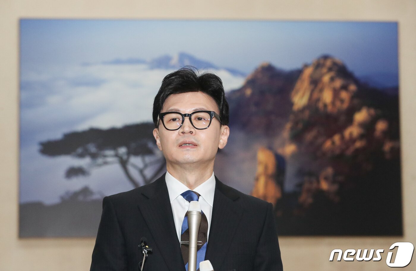 본문 이미지 - 한동훈 법무부 장관이 21일 오후 경기도 과천시 정부과천청사에서 열린 이임식을 마친 후 백브리핑을 하고 있다. 2023.12.21/뉴스1 ⓒ News1 박세연 기자