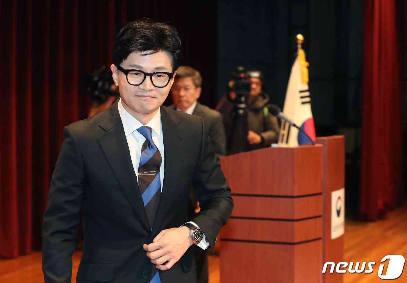 <BR><B>한동훈</B> 법무부 장관이 21일 오후 경기도 과천시 정부과천청사에서 열린 이임식에서 이임사를 마치고 단상을 나서고 있다.<BR> 2023.12.21/뉴스1 © News1 박세연 기자