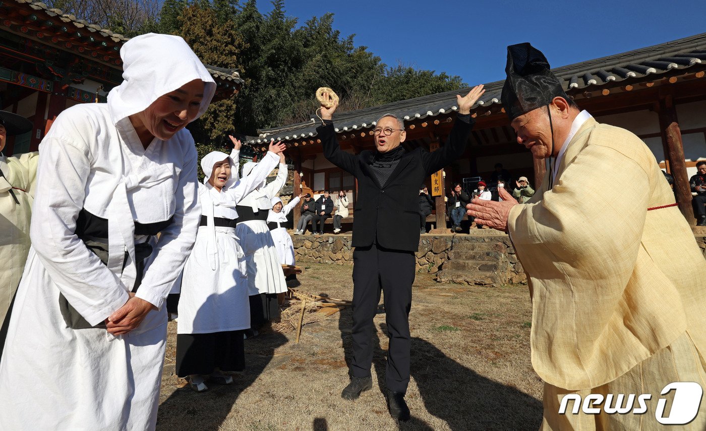  유인촌 문화체육관광부 장관이 21일 로컬100 현장을 방문하는 캠페인 ‘로컬로’의 하나로 경남 밀양시를 찾아 밀양향교에서 밀양새터가을굿놀이를 함께 즐기고 있다.&#40;문체부 제공&#41;