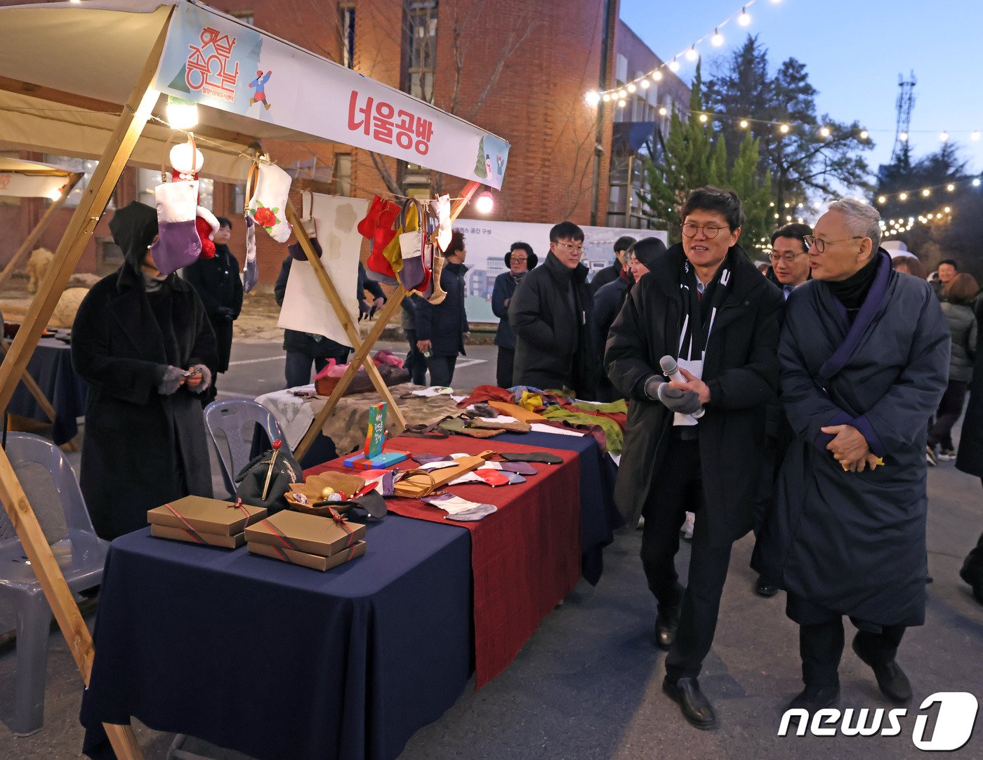  유인촌 문화체육관광부 장관이 21일 구 밀양대캠퍼스인 밀양문화도시 문화거점 ‘햇살캠퍼스’를 둘러보고 있다.&#40;문체부 제공&#41;