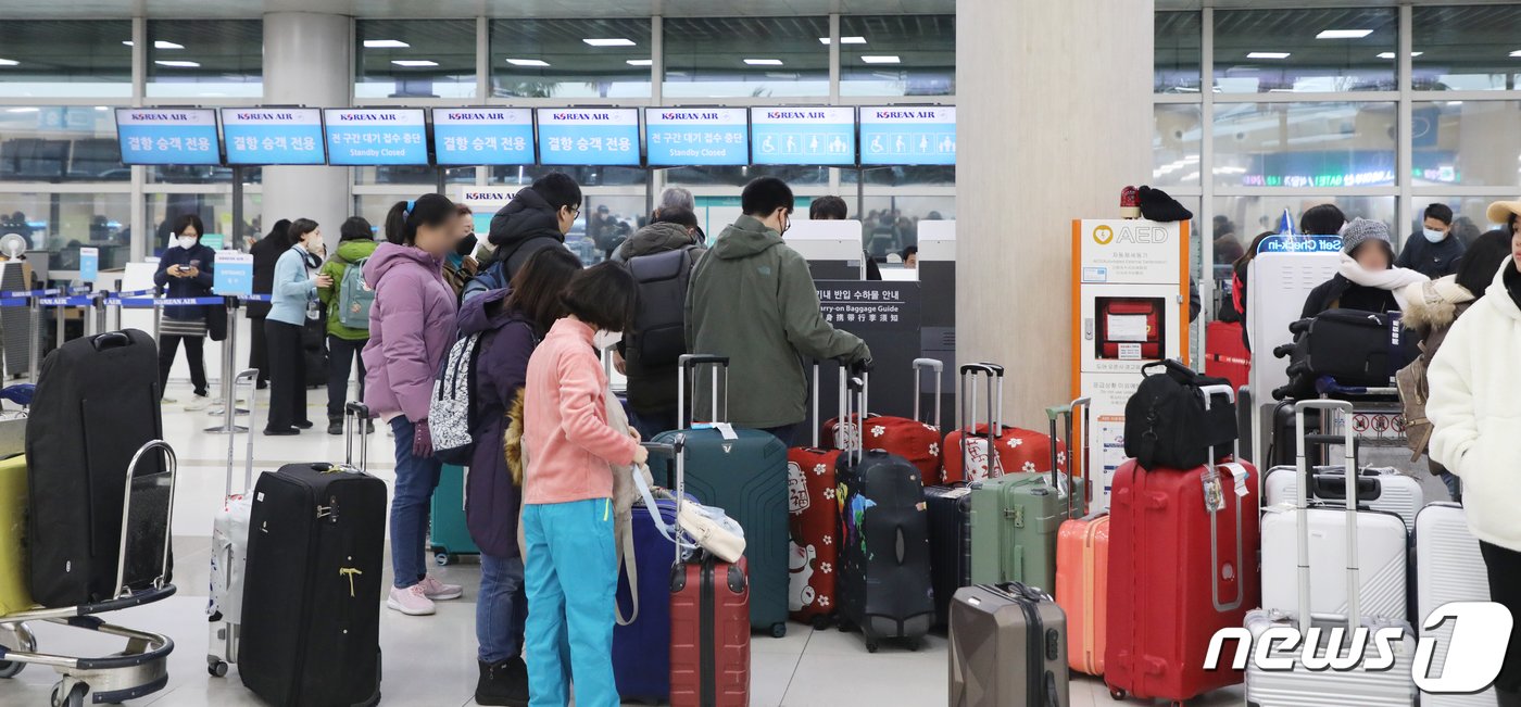 본문 이미지 - 이틀째 올겨울 최강 한파가 제주를 덮친 22일 오전 제주국제공항에서 결항편 승객들이 발권을 기다리고 있다. 2023.12.22/뉴스1 ⓒ News1 오현지 기자