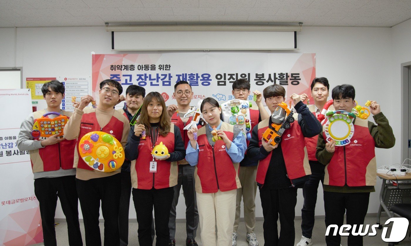 본문 이미지 -  롯데글로벌로지스 광주 봉사활동 참여자들이 기념사진을 찍고 있다.(롯데글로벌로지스 제공)